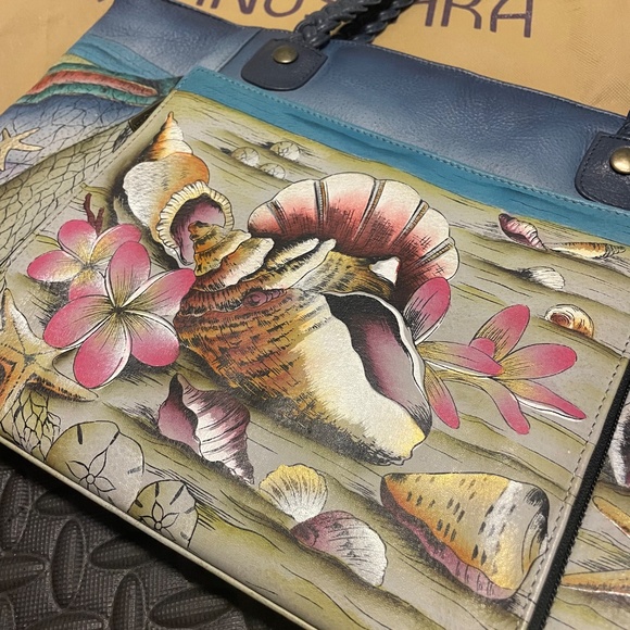 🌊 Anushka “Seaside Shells” Hand-Painted Leather Tote - Picture 2 of 4